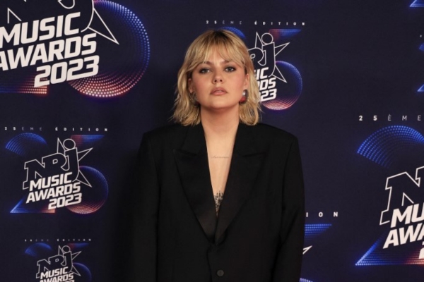 En Vacances Louane D Voile Ses Beaux Tatouages