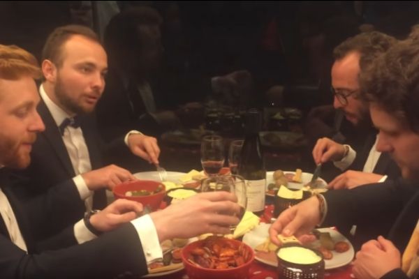 Ils s'installent dans le métro et mangent... une raclette !