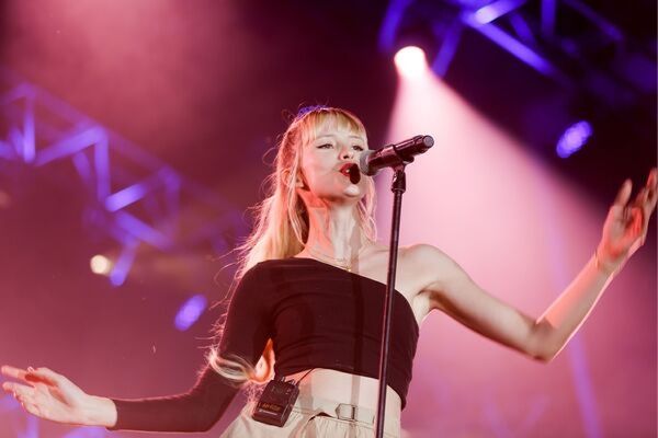 A 10 ans, Angèle chantait sur scène avec son père !