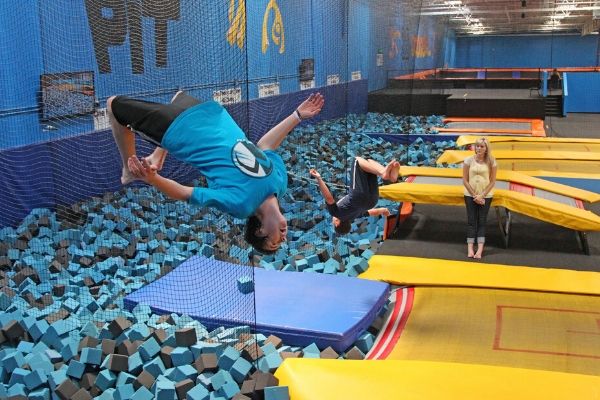 Un parc géant de trampolines débarque à Mons !