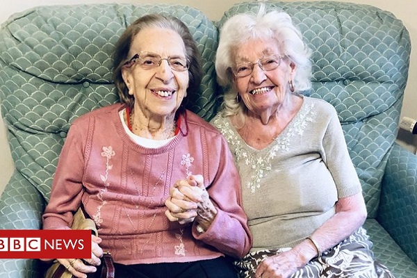 Elle emménage en maison de repos pour sa meilleure amie !