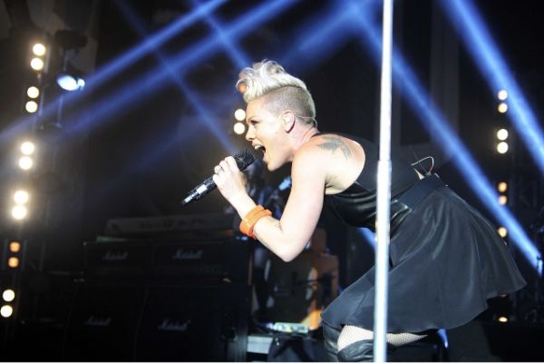 Coronavirus : les stars se confinent et lancent un appel aux fans