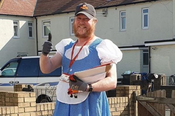 Un facteur se déguise chaque jour pour divertir les gens confinés