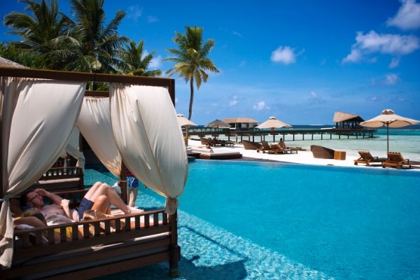 Un couple est confiné seul dans un hôtel de luxe !