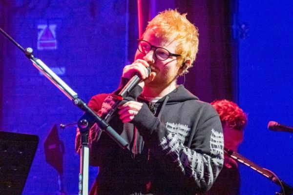Ed Sheeran chante