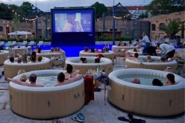 Un cinéma jacuzzi débarque en Belgique