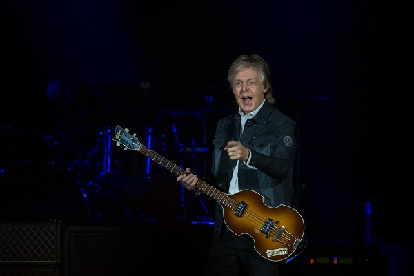 Paul McCartney sur scène le doigt tendu vers le public