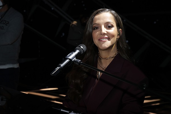 Camille Lellouche souriante à son piano
