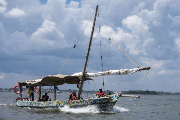Un bateau en plastique sur le lac Victoria