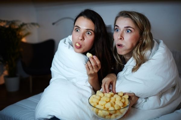 Filles regardent un film