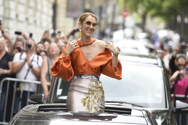 Celine Dion sur une voiture