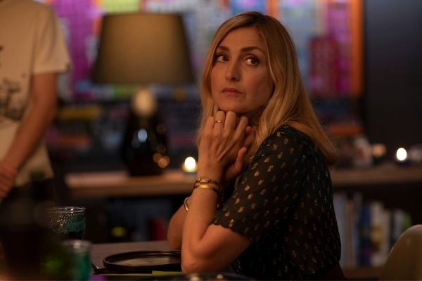 Une mère parfaite : faut-il regarder la série avec Julie Gayet ?