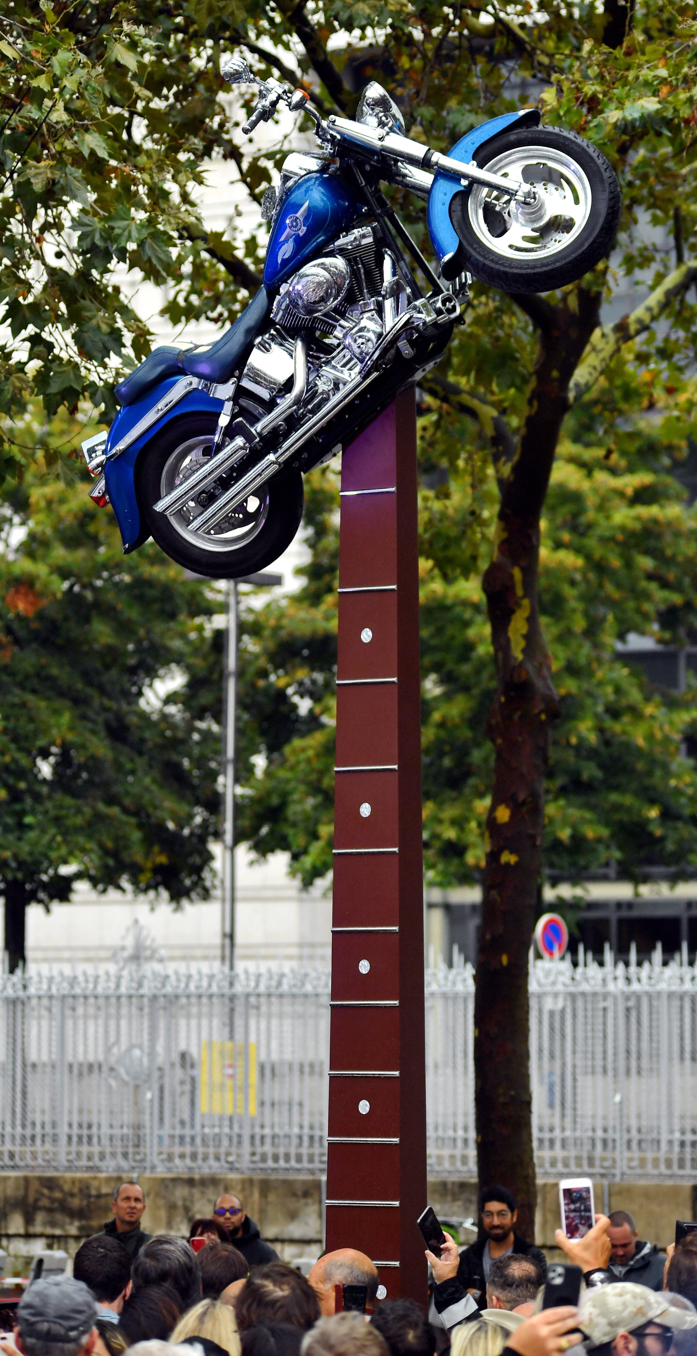 Statue hommage Johnny Hallyday Paris