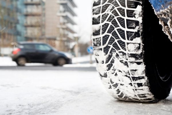 Le temps de l'info : comment bien choisir ses pneus hiver