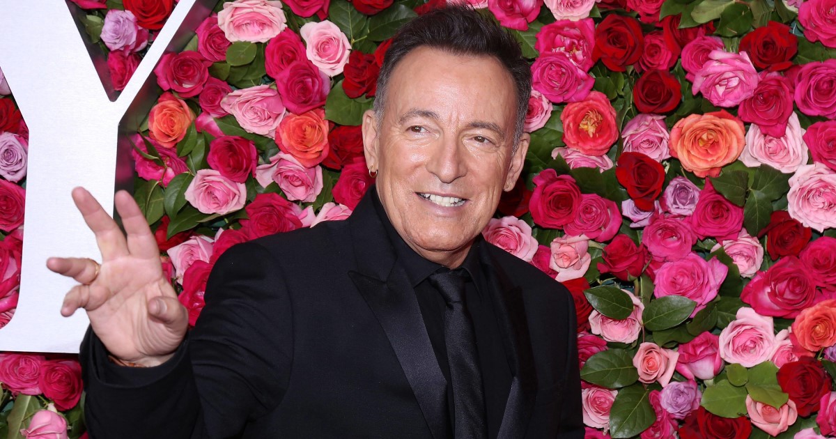 Bruce Springsteen devant fleurs