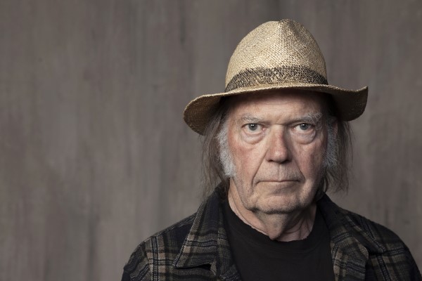 Neil Young gros plan chapeau