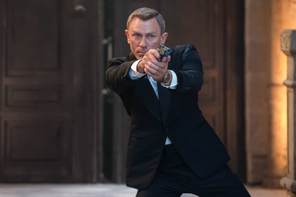 James Bond pistolet dans la main