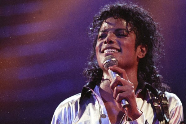 Michael Jackson chante avec micro main gauche
