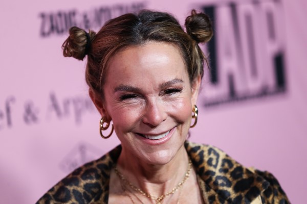 Jennifer Grey sourire et col léopard