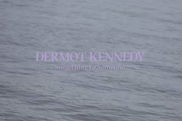 Fidèle à lui même, Dermot Kennedy fédère et rassure avec "Somebody To Someone".