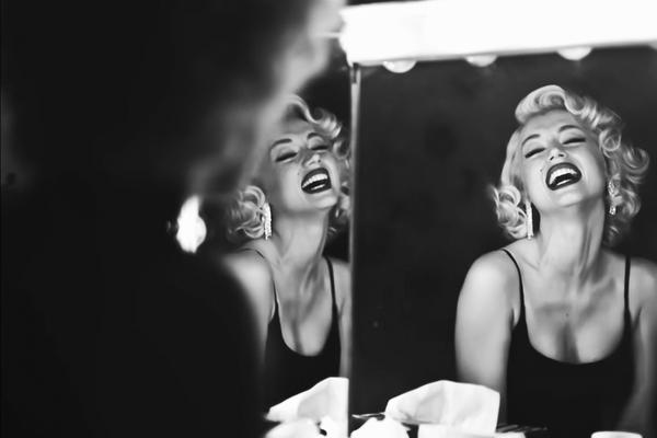 L'actrice Ana De Armas, interprétant le rôle de Marilyn Monroe dans "Blonde", le biopic qui lui est consacré sur Netflix.