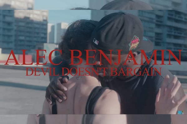 Alec Benjamin dénonce les relations toxiques avec "Devil doesn't Bargain"