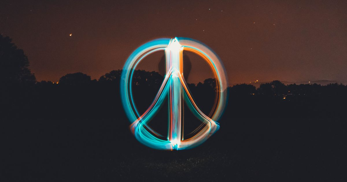 Preview La chanson de Noël: Miley Cyrus chante pour un monde en paix