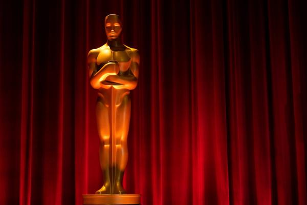 Statue gigantesque représentant le trophée des Oscars