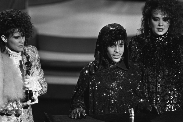 Prince lors de la cérémone de remise des Oscars en 1985 pour Purple Rain