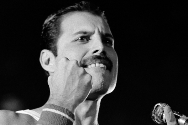 Freddie Mercury lors d’un concert de Queen à Paris-Bercy en 1984