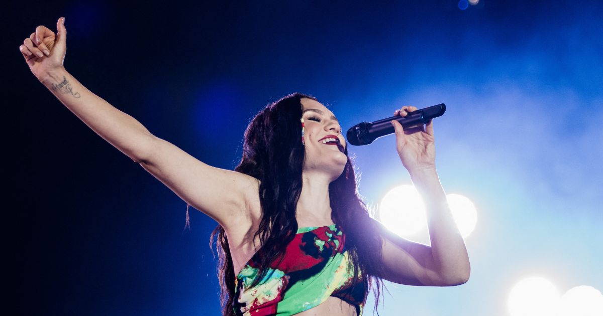 jessie-j-adresse-un-message-mouvant-lors-de-son-dernier-concert