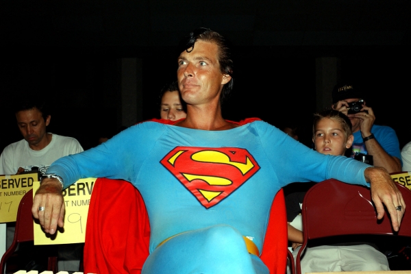 Superman prend la pose