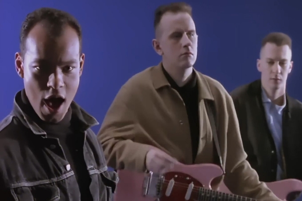 Capture d'écran YouTube du clip "She Drives Me Crazy" des Fine Young Cannibals