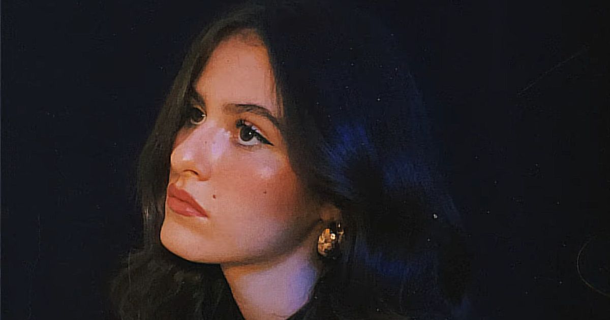 Après le succès de son hit, Jeanne signe avec un célèbre label