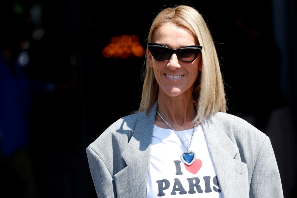 Céline Dion à la sortie de son hôtel, de passage à Paris